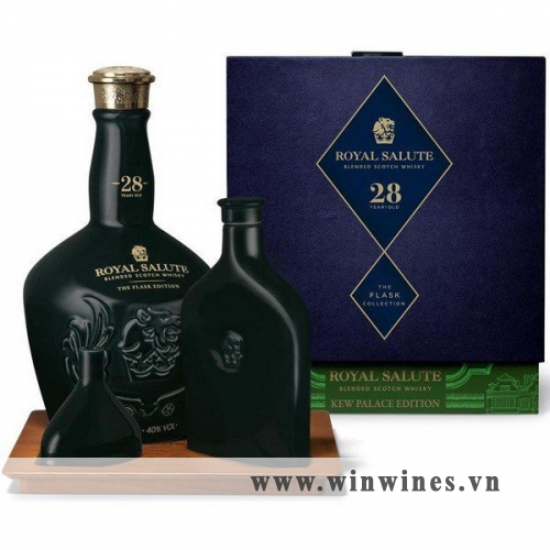 Chivas 28 Năm Royal Salute