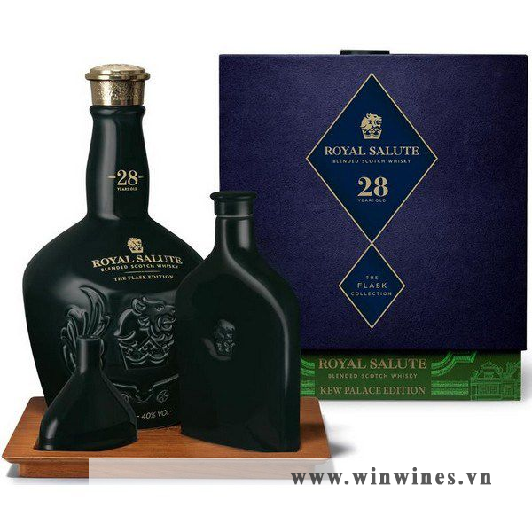 Chivas 28 Năm Royal Salute